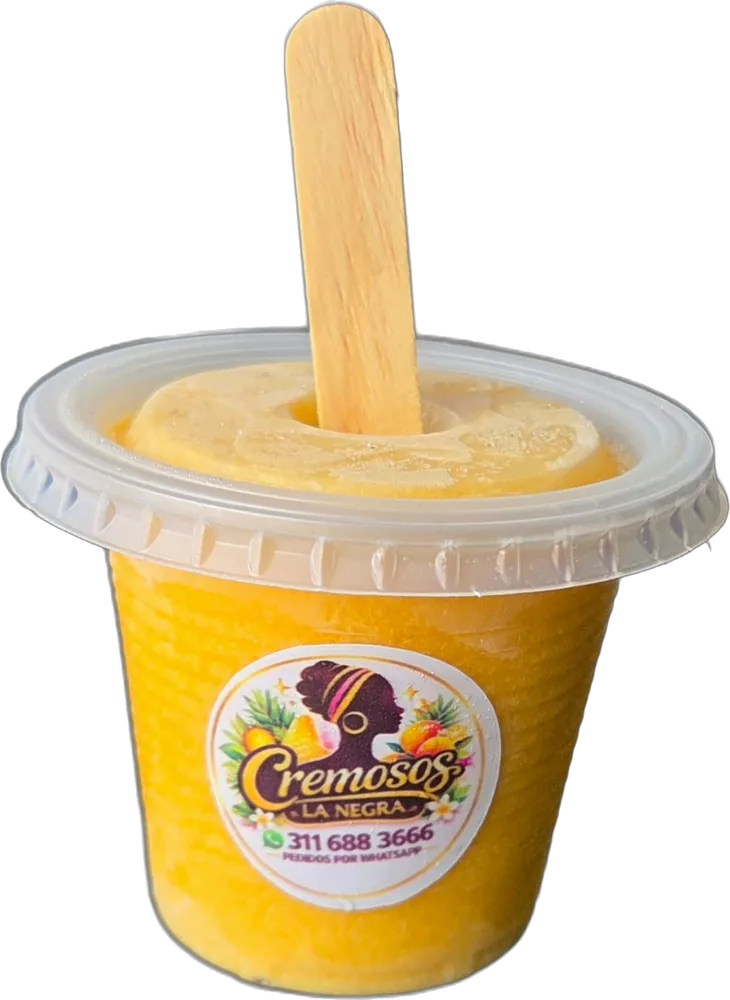 Cremoso de mango en su vasito con palito de madera y el sello de Cremosos La Negra